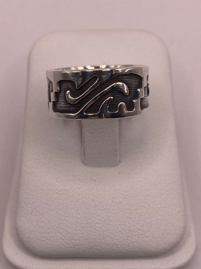 Anillo de Plata 925 con Grabado Orgánico en Relieve y Fondo Oscuro, sello de autenticidad Plata Ley .925