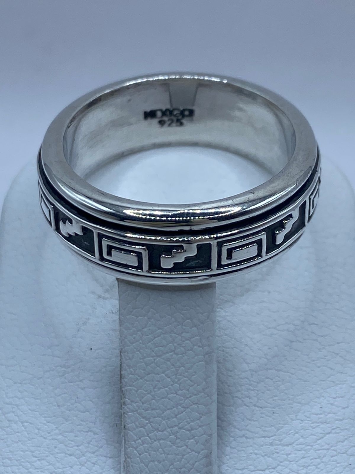Sello de ley .925 en el interior del anillo giratorio banda ancha con greca meandro talla 9 — plata auténtica artesanal Taxco