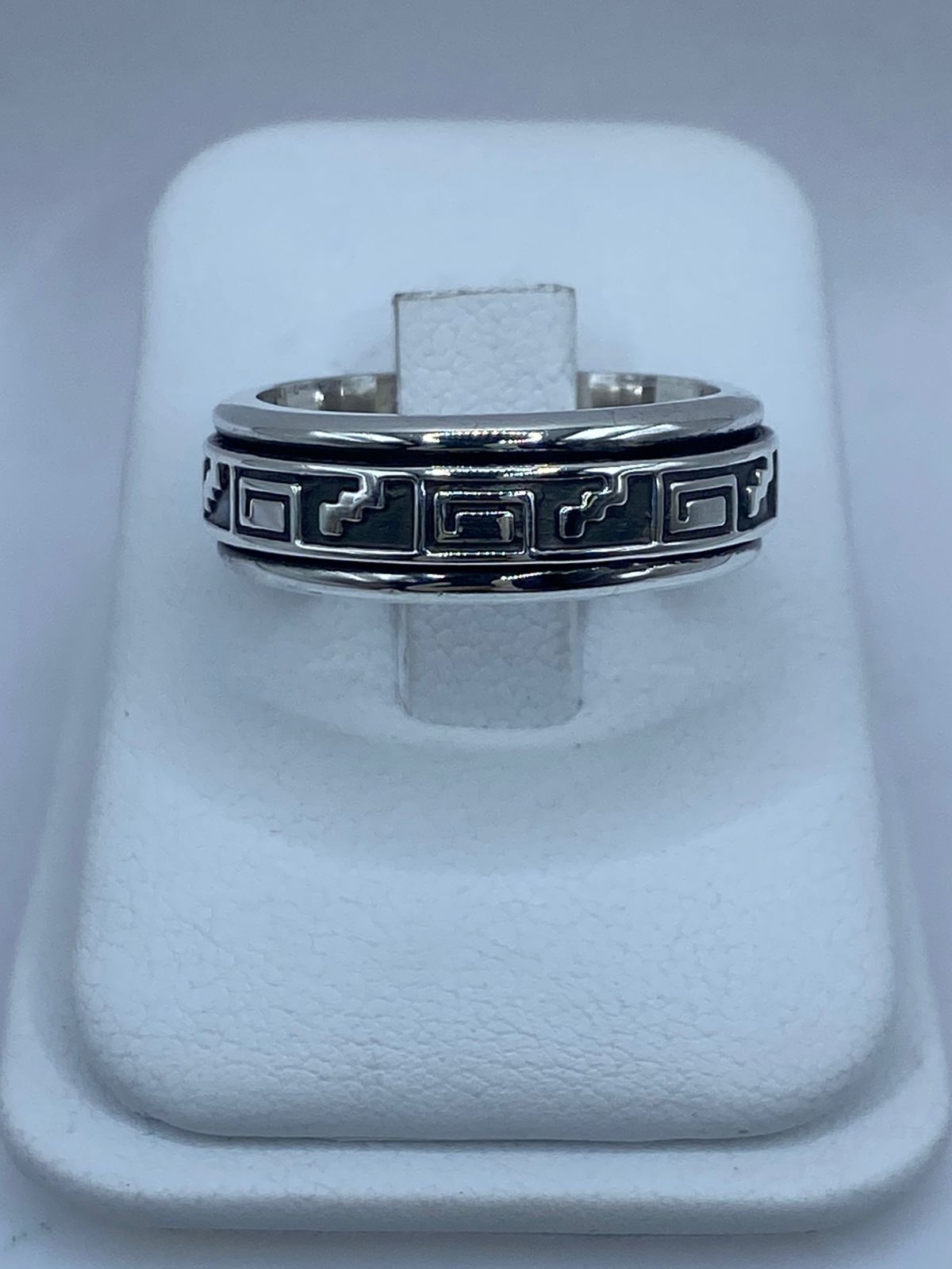 Anillo giratorio de plata .925 banda ancha con greca clásica puesto en la mano — antiestrés clásico artesanal talla 9, Taxco
