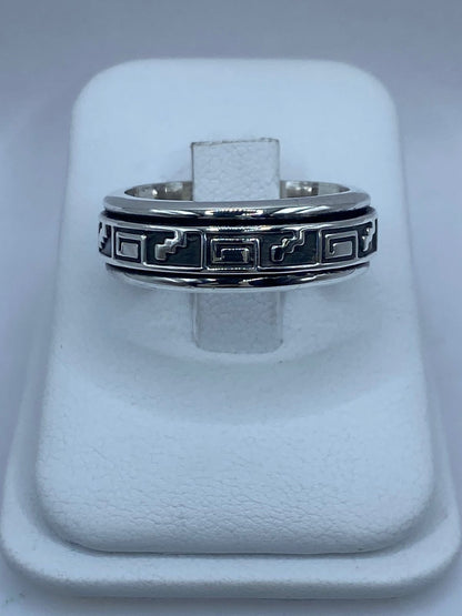 Anillo giratorio de plata .925 banda ancha con greca clásica puesto en la mano — antiestrés clásico artesanal talla 9, Taxco