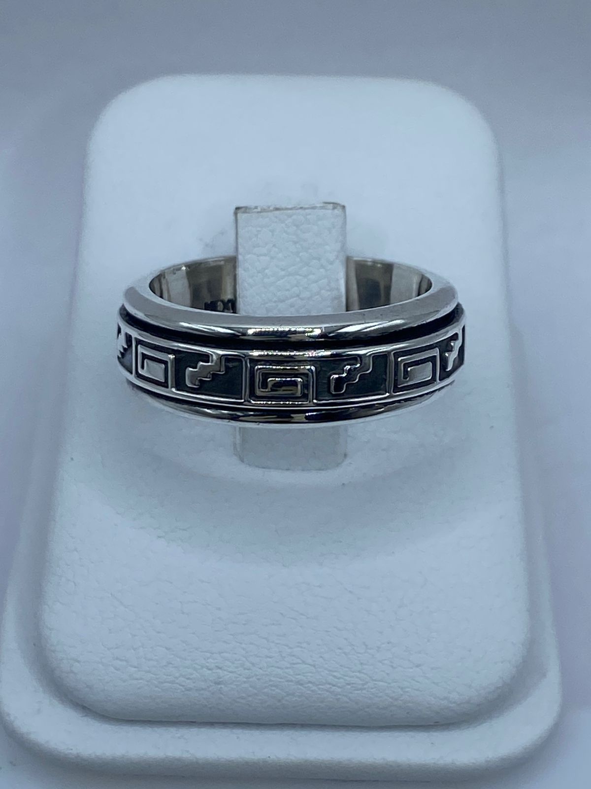Vista frontal de anillo spinner plata .925 banda ancha con greca meandro en relieve sobre fondo oxidado negro — artesanal Taxco
