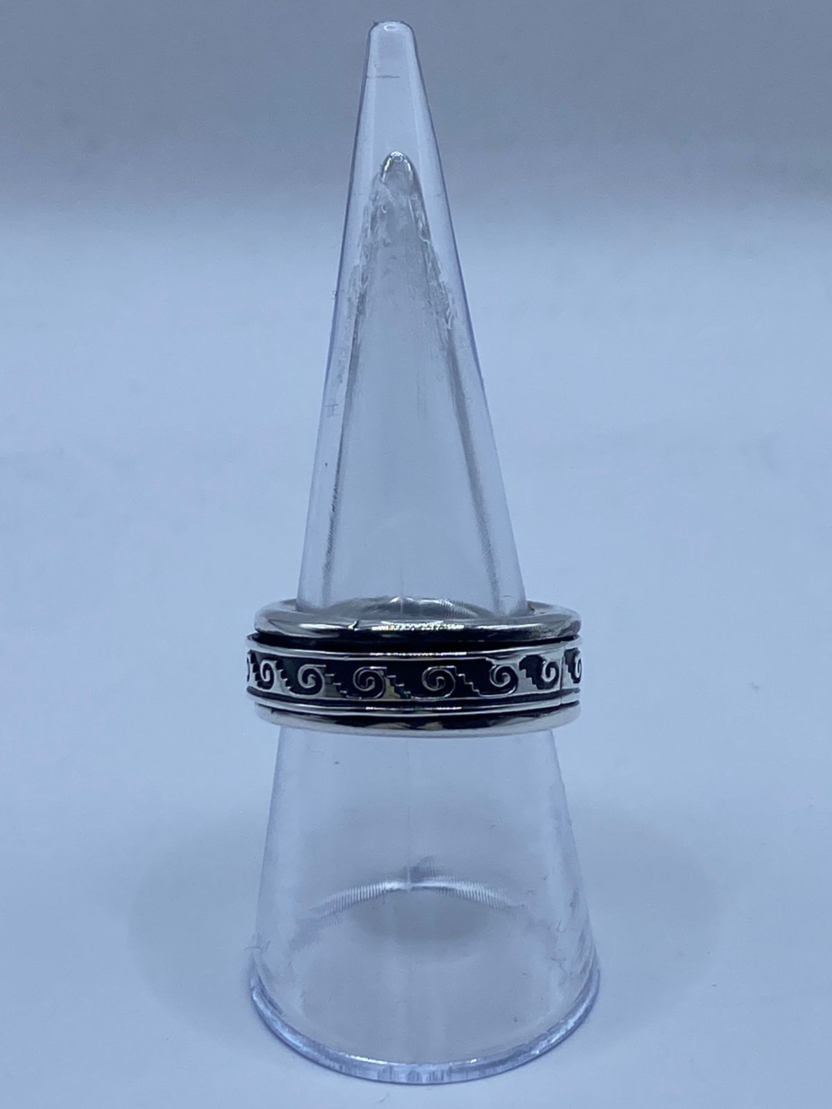 Anillo de Plata 925 con Greca en Espiral — vista lateral