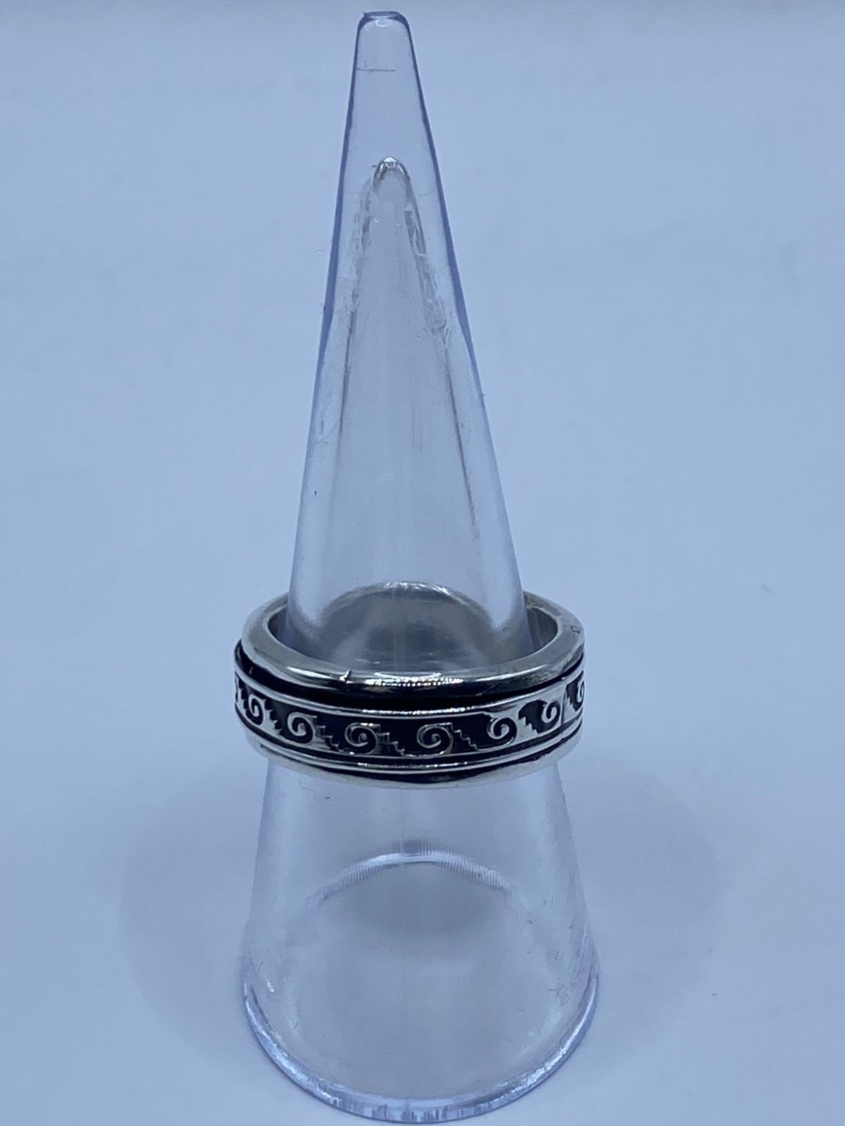 Anillo plata 925 greca grabada para hombre puesto en la mano, banda ancha artesanal de Taxco