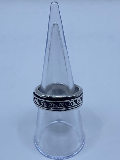 Anillo plata 925 greca grabada para hombre puesto en la mano, banda ancha artesanal de Taxco