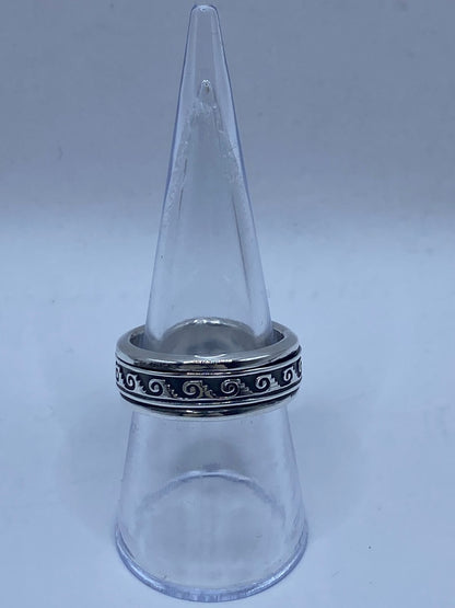 Detalle del grabado en espiral sobre banda de plata 925, motivo greca con contraste oxidado, Arte Taxco