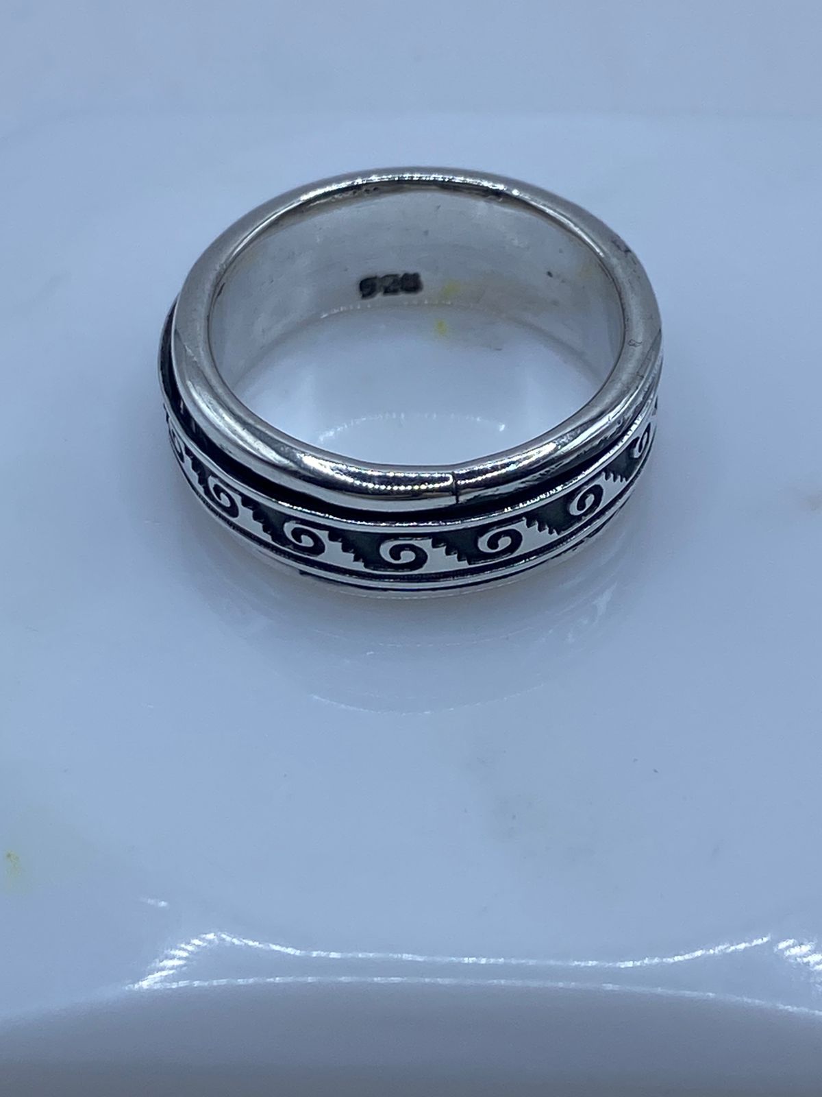 Sello .925 grabado en el interior del anillo de plata artesanal hecho a mano en Taxco, México 