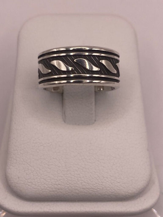 Anillo de Plata 925 con Motivos Ondulados y Diseño Atemporal — detalle de piedra