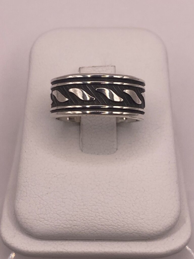 Anillo de Plata 925 con Motivos Ondulados y Diseño Atemporal, vista frontal