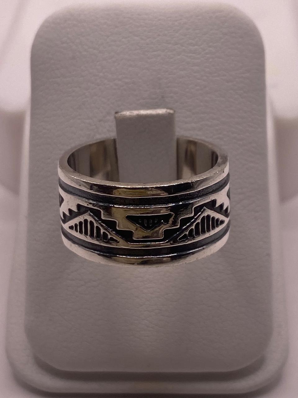 Anillo de Plata 925 con Motivo Tribal y Acabado Oxidado, vista frontal