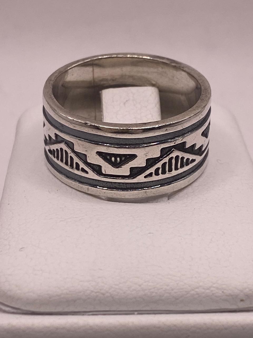 Anillo de Plata 925 con Motivo Tribal y Acabado Oxidado, sello de autenticidad Plata Ley .925