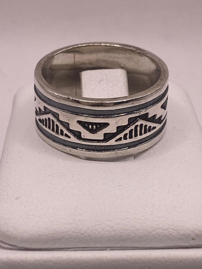 Anillo de Plata 925 con Motivo Tribal y Acabado Oxidado, sello de autenticidad Plata Ley .925