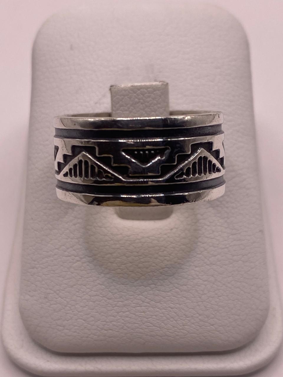 Anillo de Plata 925 con Motivo Tribal y Acabado Oxidado, vista lateral