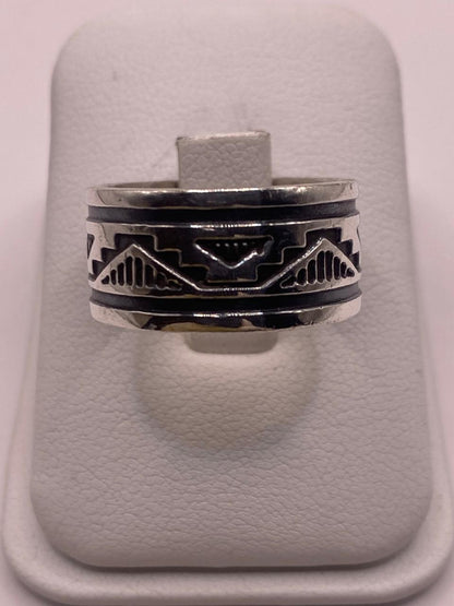 Anillo de Plata 925 con Motivo Tribal y Acabado Oxidado, vista lateral