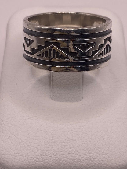 Anillo de Plata 925 con Motivo Tribal y Acabado Oxidado — vista lateral