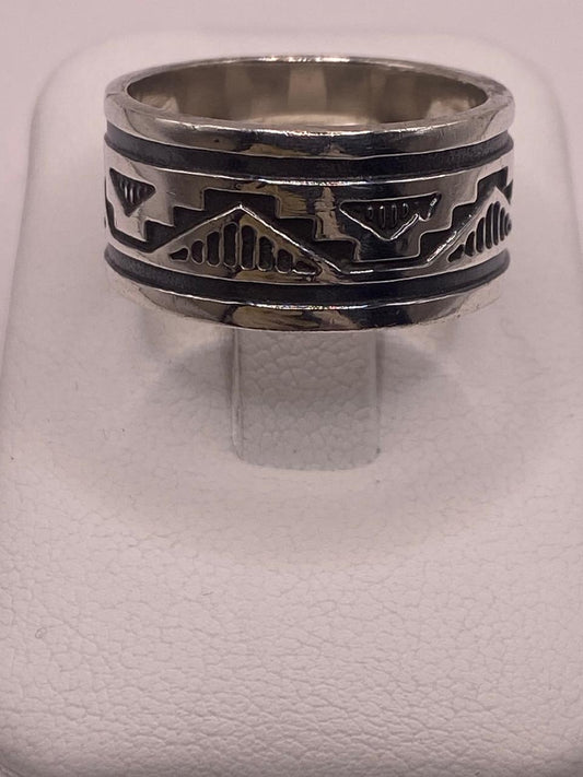 Anillo de Plata 925 con Motivo Tribal y Acabado Oxidado — vista lateral