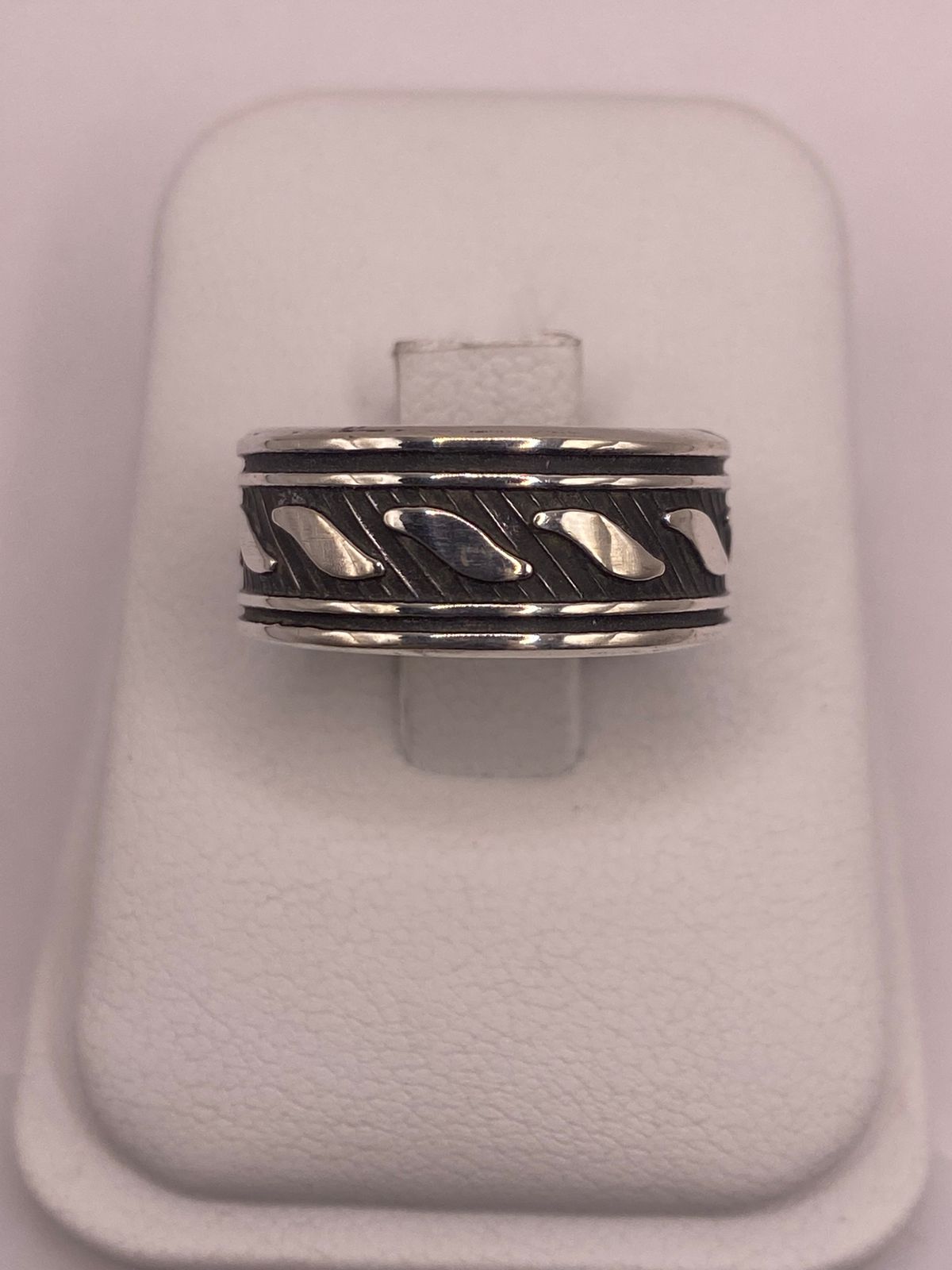 Anillo de Plata 925 con Motivos Ondulados y Diseño Atemporal — vista lateral