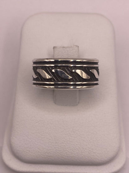 Anillo de Plata 925 con Motivos Ondulados y Diseño Atemporal — vista lateral