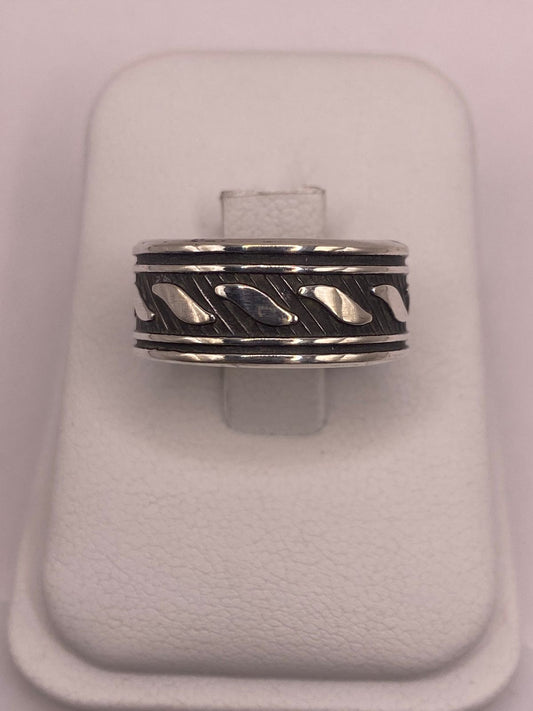 Anillo de Plata 925 con Motivos Ondulados y Diseño Atemporal — vista lateral