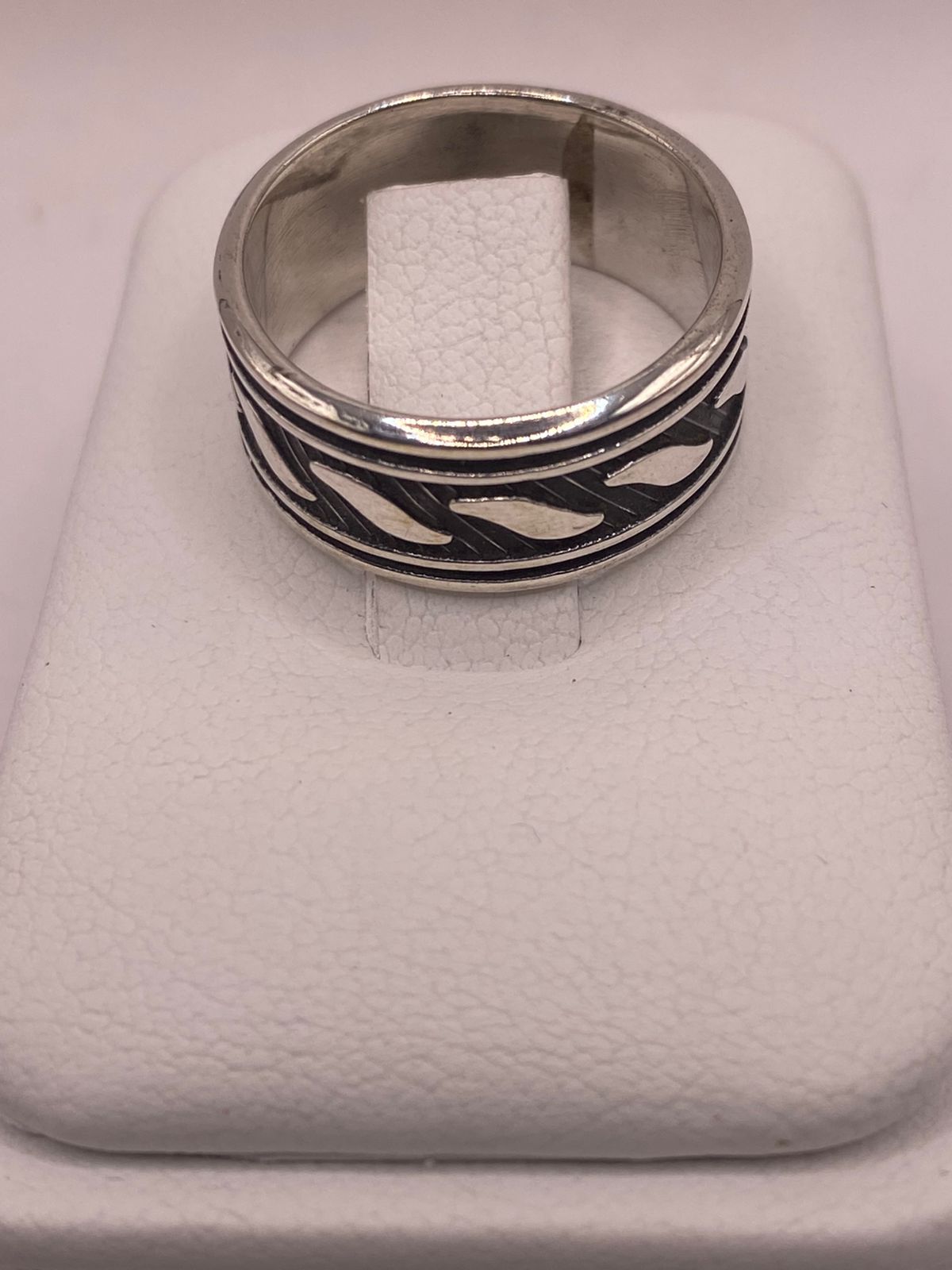 Anillo de Plata 925 con Motivos Ondulados y Diseño Atemporal, vista lateral