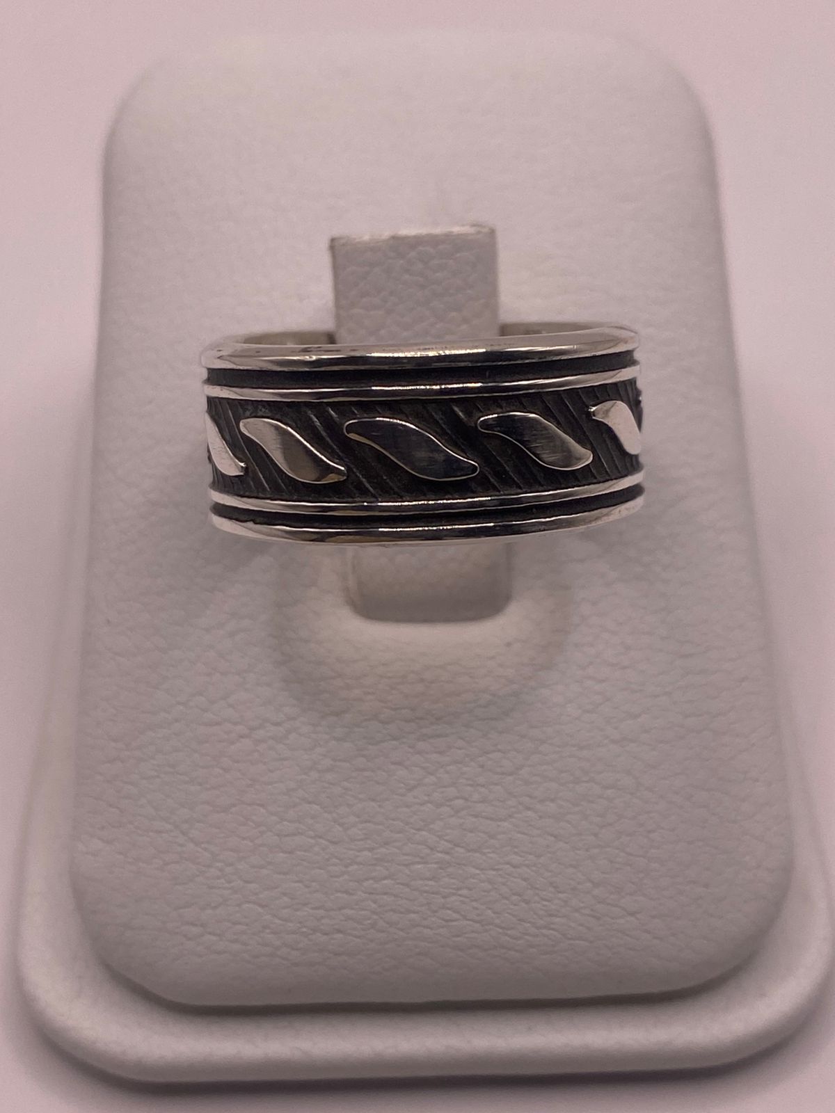 Anillo de Plata 925 con Motivos Ondulados y Diseño Atemporal, sello de autenticidad Plata Ley .925