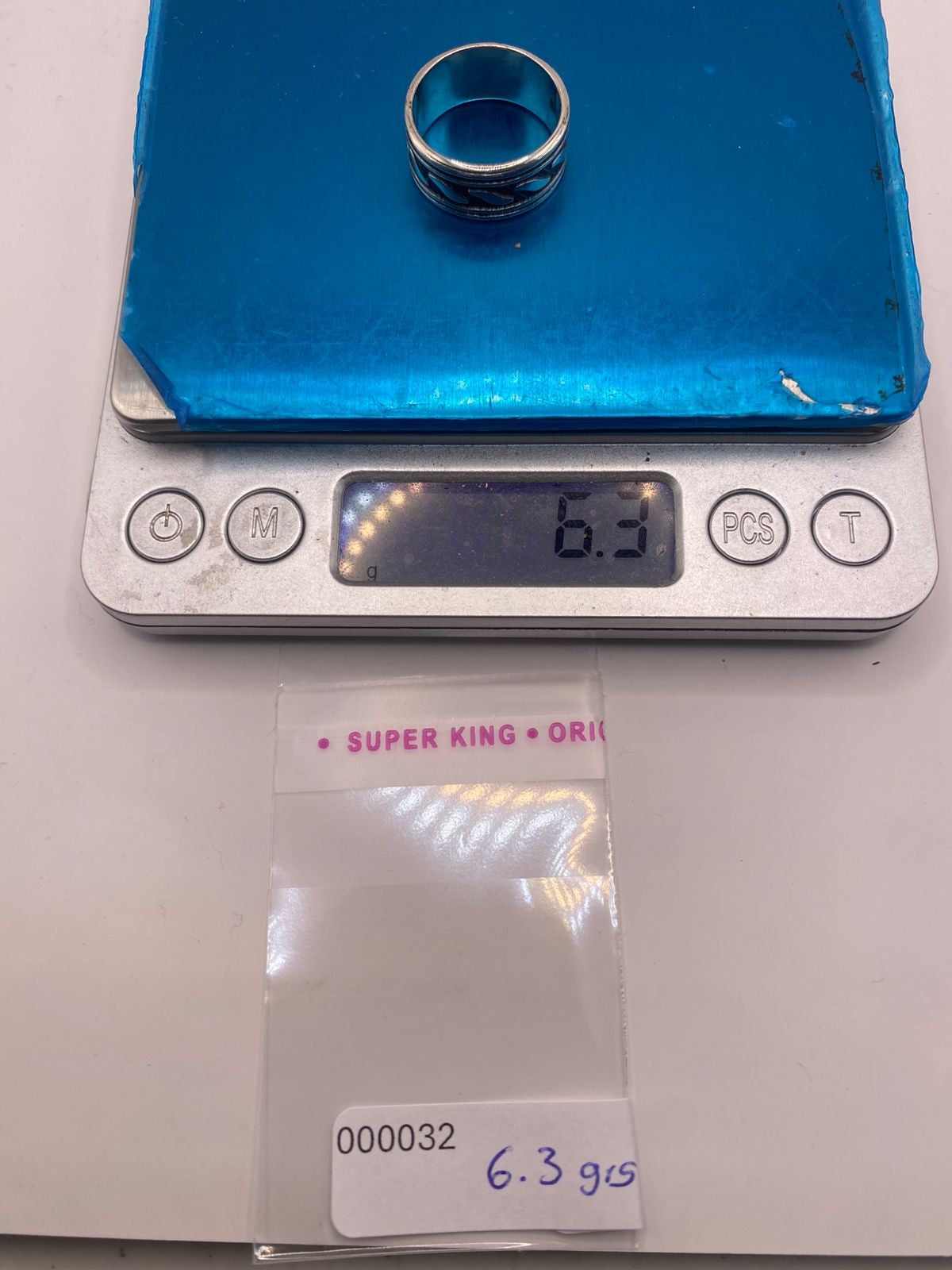 Anillo de Plata 925 con Motivos Ondulados y Diseño Atemporal, peso en gramos (báscula)