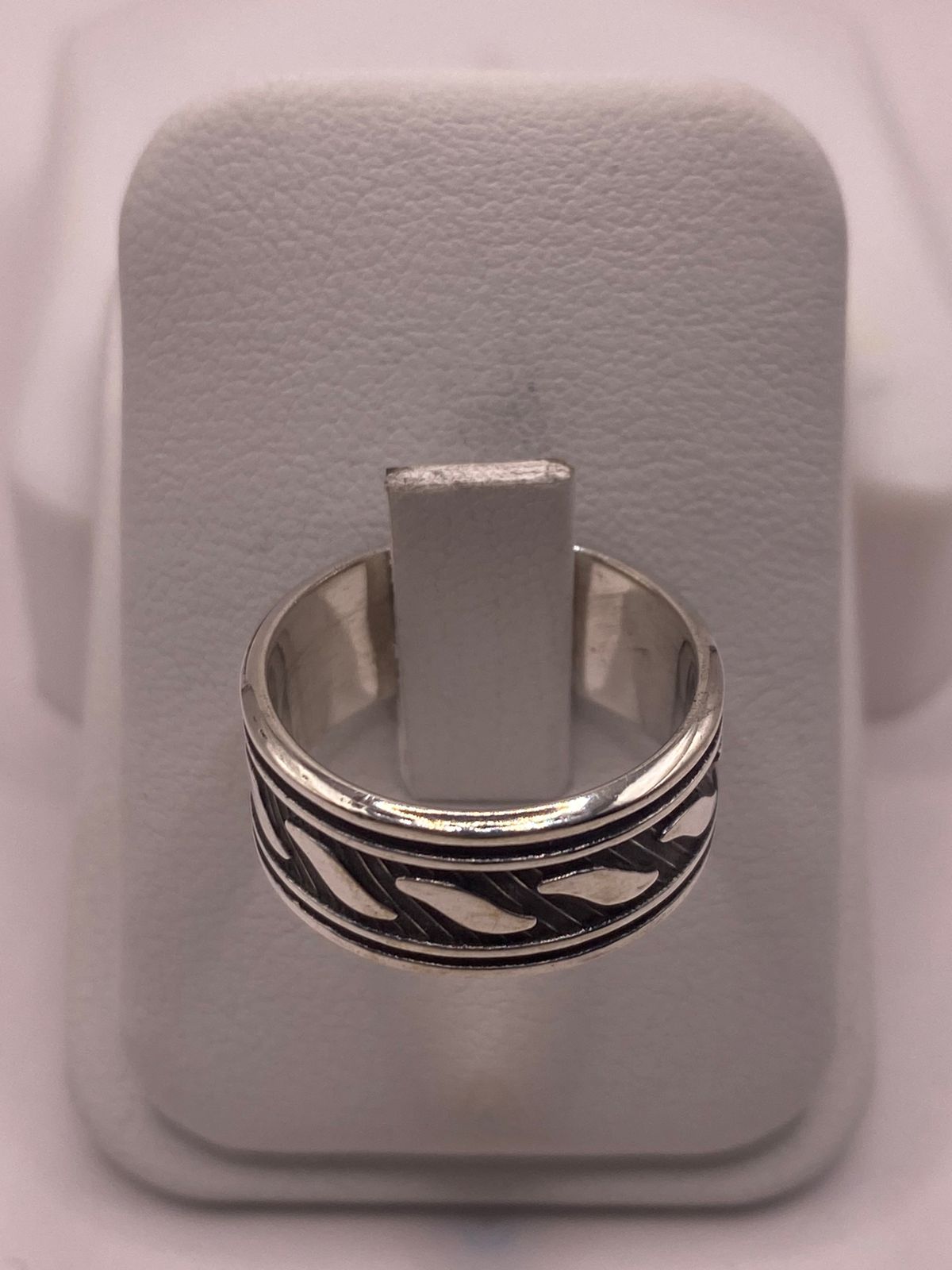 Anillo de Plata 925 con Motivos Ondulados y Diseño Atemporal, vista frontal