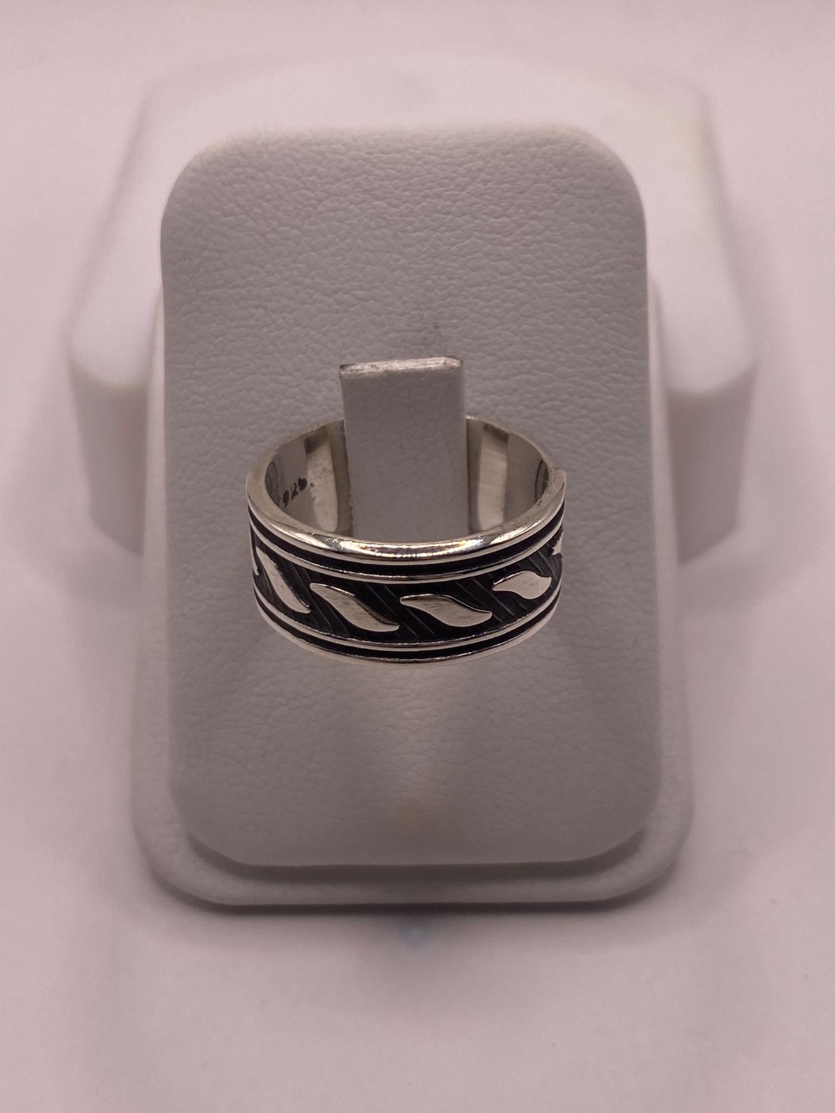 Anillo de Plata 925 con Motivos Ondulados y Diseño Atemporal, vista frontal