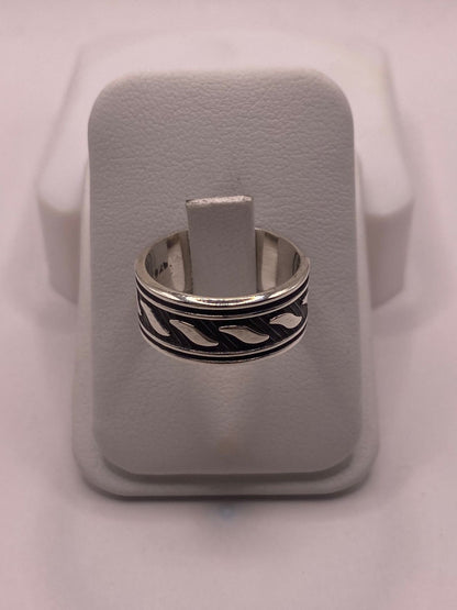 Anillo de Plata 925 con Motivos Ondulados y Diseño Atemporal, vista frontal