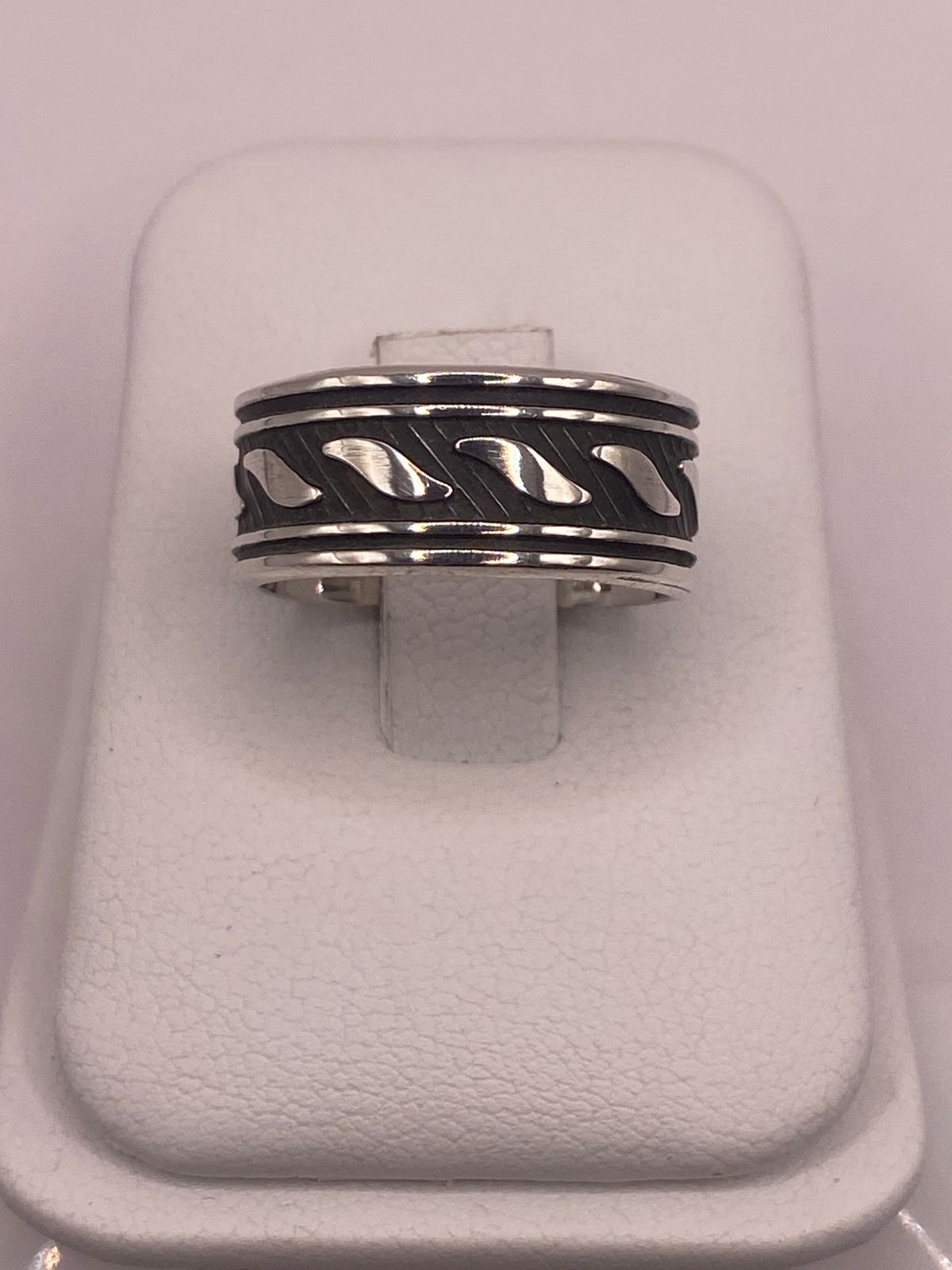 Anillo de Plata 925 con Motivos Ondulados y Diseño Atemporal, vista lateral