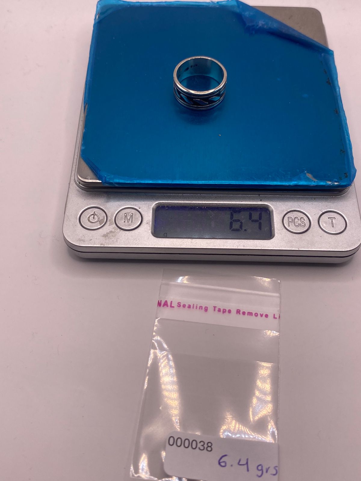 Anillo de Plata 925 con Motivos Ondulados y Diseño Atemporal, peso en gramos (báscula)