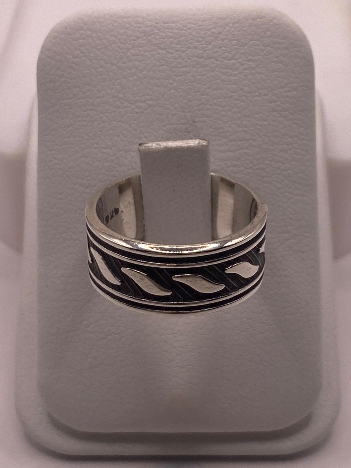 Anillo de Plata 925 con Motivos Ondulados y Diseño Atemporal, sello de autenticidad Plata Ley .925