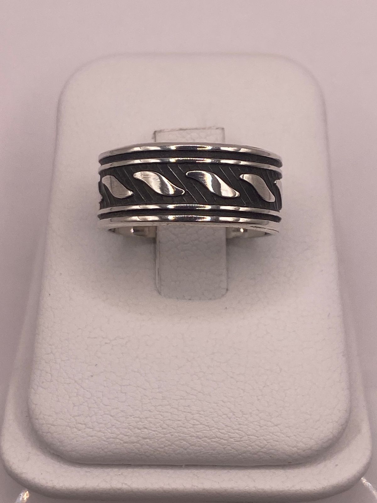Anillo de Plata 925 con Motivos Ondulados y Diseño Atemporal — vista lateral