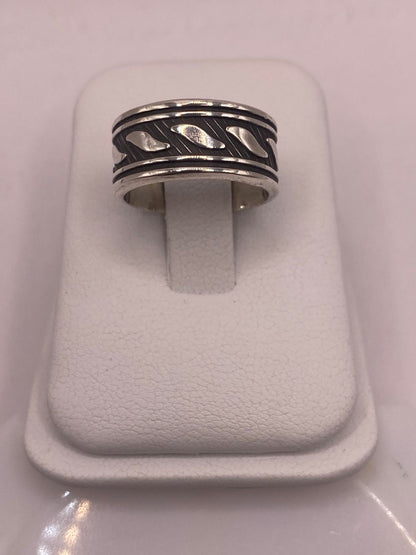 Anillo de Plata 925 con Motivos Ondulados y Diseño Atemporal, vista lateral