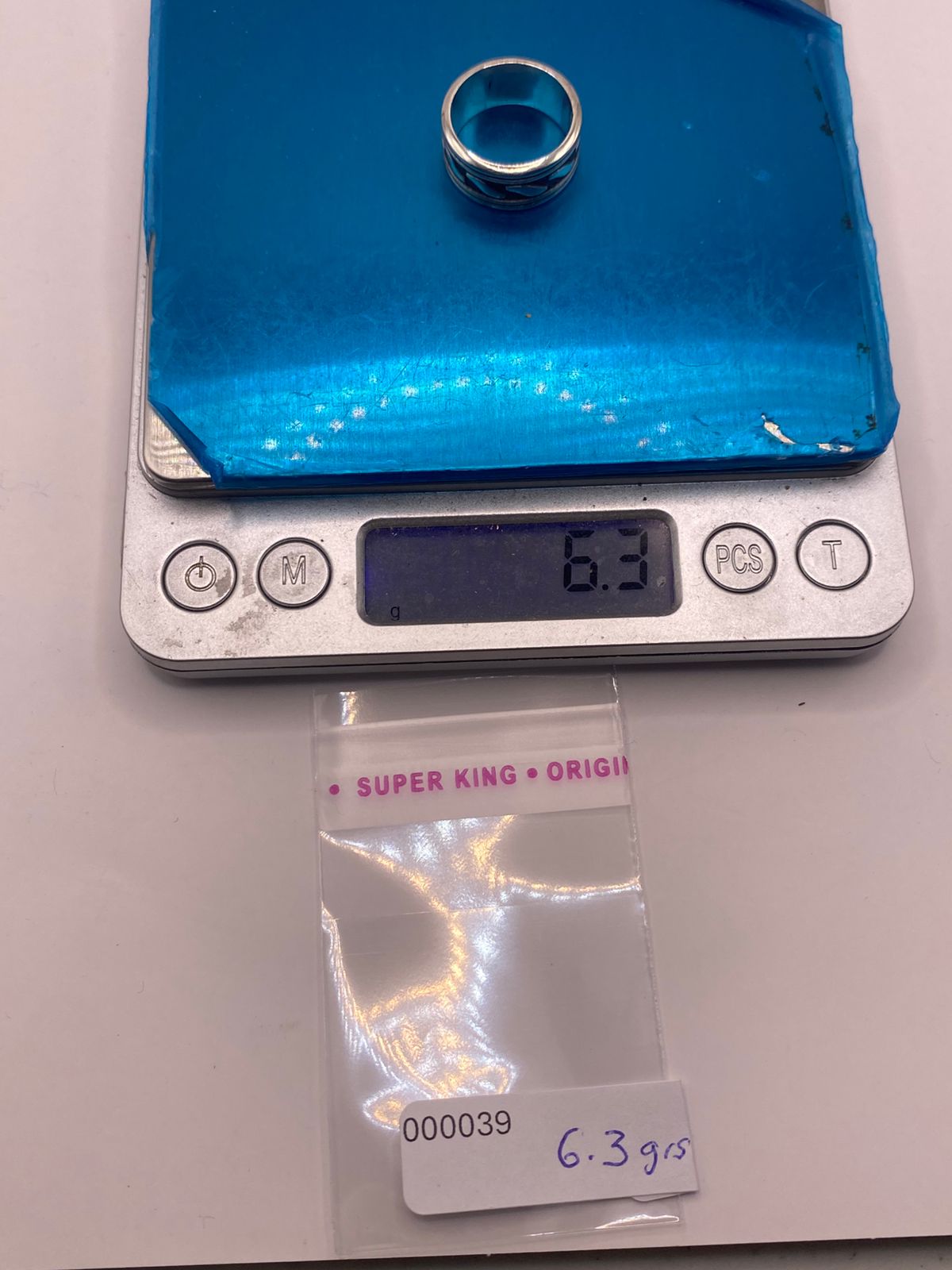 Anillo de Plata 925 con Motivos Ondulados y Diseño Atemporal, peso en gramos (báscula)
