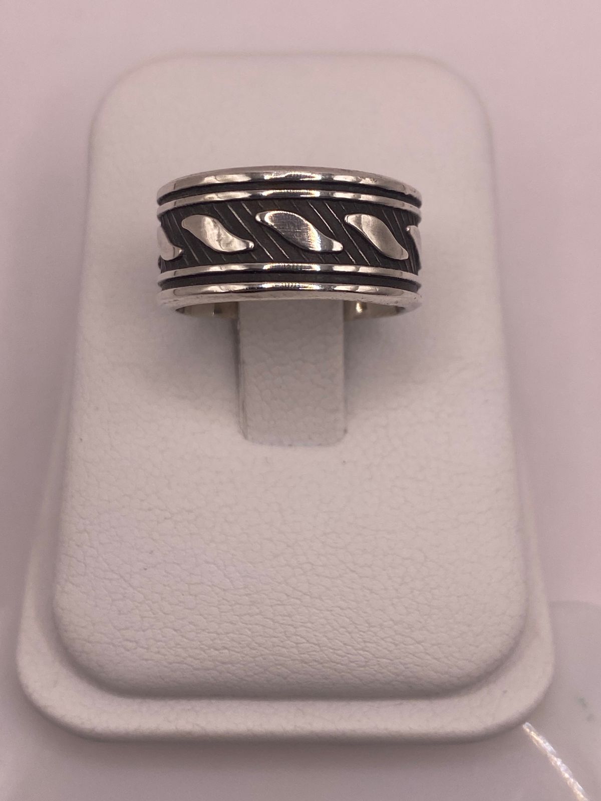 Anillo de Plata 925 con Motivos Ondulados y Diseño Atemporal, vista frontal