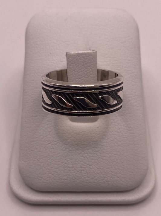 Anillo de Plata 925 con Motivos Ondulados y Diseño Contemporáneo — detalle de piedra