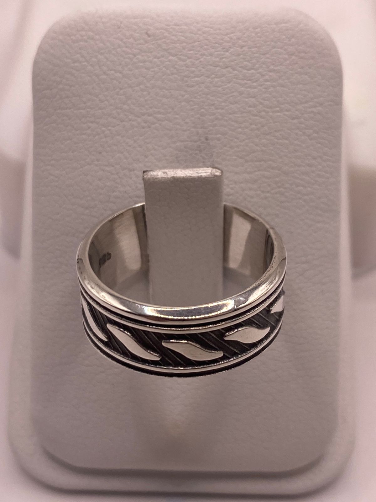 Anillo de Plata 925 con Motivos Ondulados y Diseño Contemporáneo, vista frontal