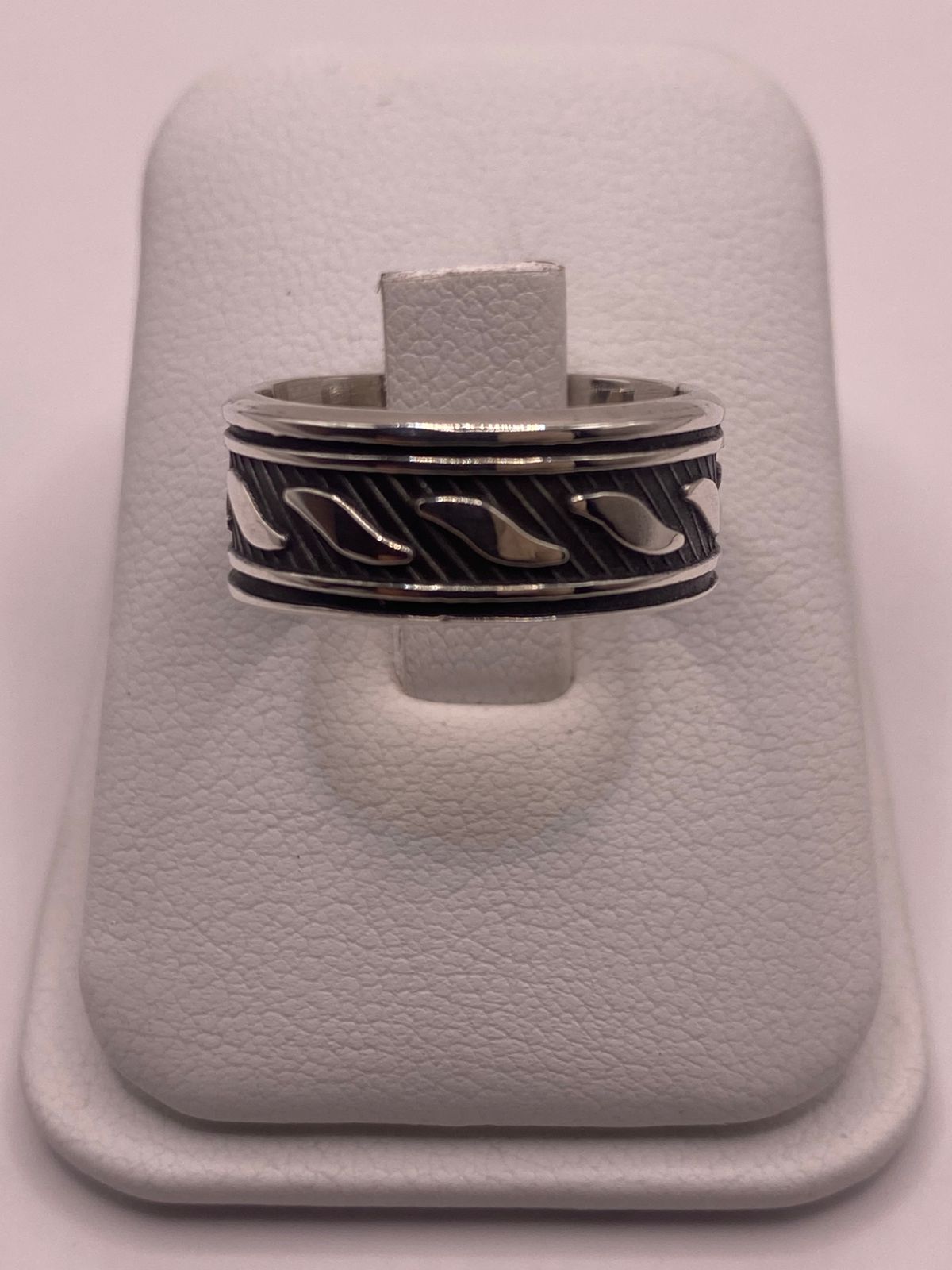 Anillo de Plata 925 con Motivos Ondulados y Diseño Contemporáneo, sello de autenticidad Plata Ley .925