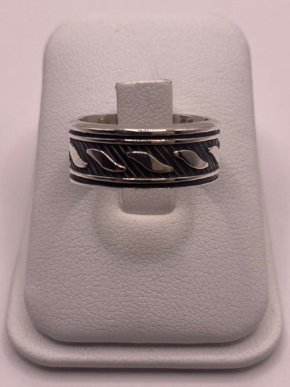 Anillo de Plata 925 con Motivos Ondulados y Diseño Contemporáneo, sello de autenticidad Plata Ley .925