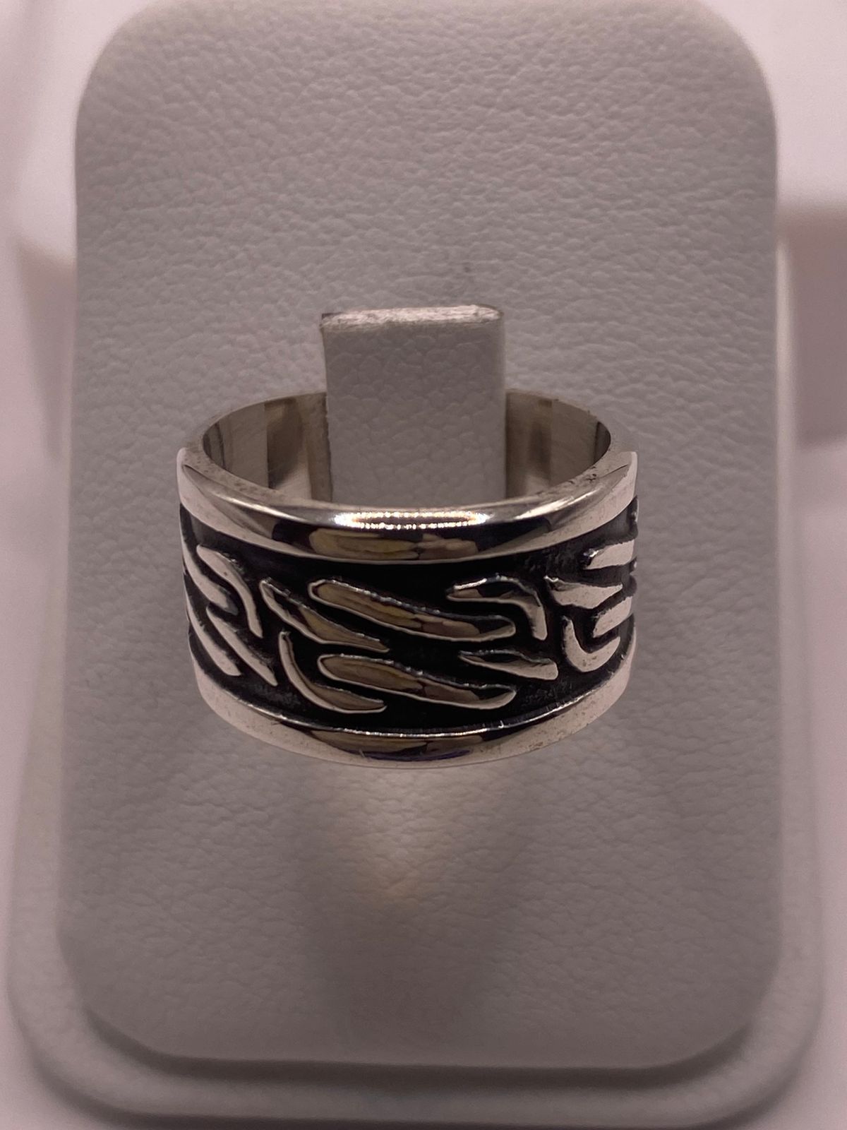 Anillo de Plata 925 con Motivos Orgánicos y Diseño Artesanal, vista lateral