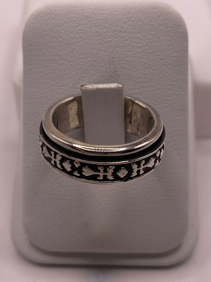 Anillo de Plata 925 con Motivos Simbólicos Grabados y Acabado Oxidado — vista lateral