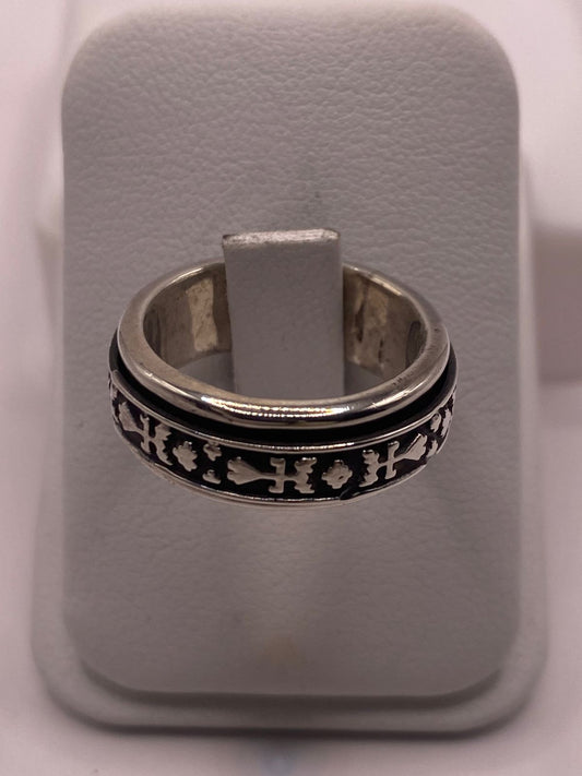 Anillo de Plata 925 con Motivos Simbólicos Grabados y Acabado Oxidado — vista lateral