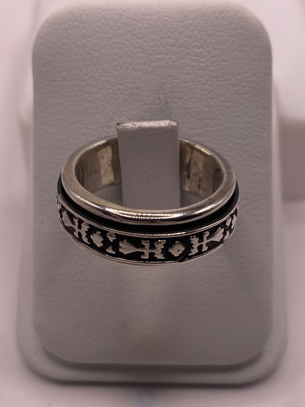 Anillo de Plata 925 con Motivos Simbólicos Grabados y Acabado Oxidado, vista frontal