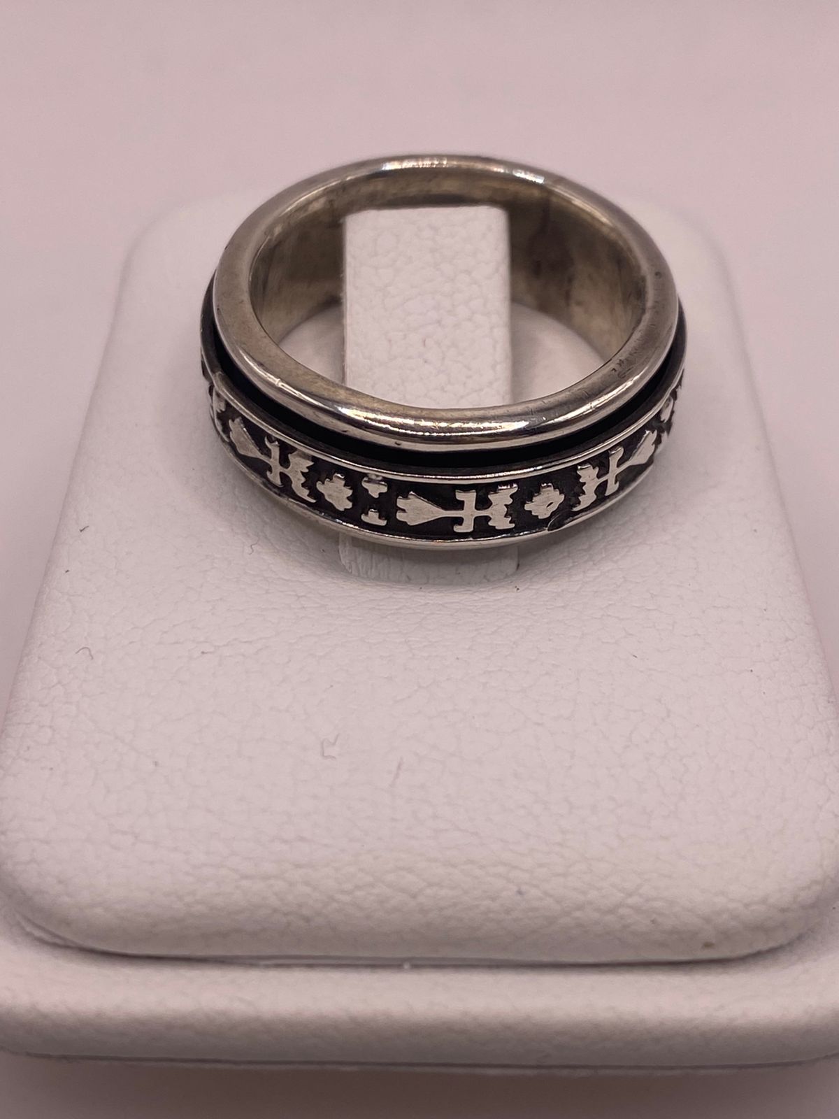 Anillo de Plata 925 con Motivos Simbólicos Grabados y Acabado Oxidado, vista lateral