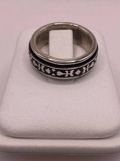 Anillo de Plata 925 con Motivos Simbólicos Grabados y Acabado Oxidado, vista lateral