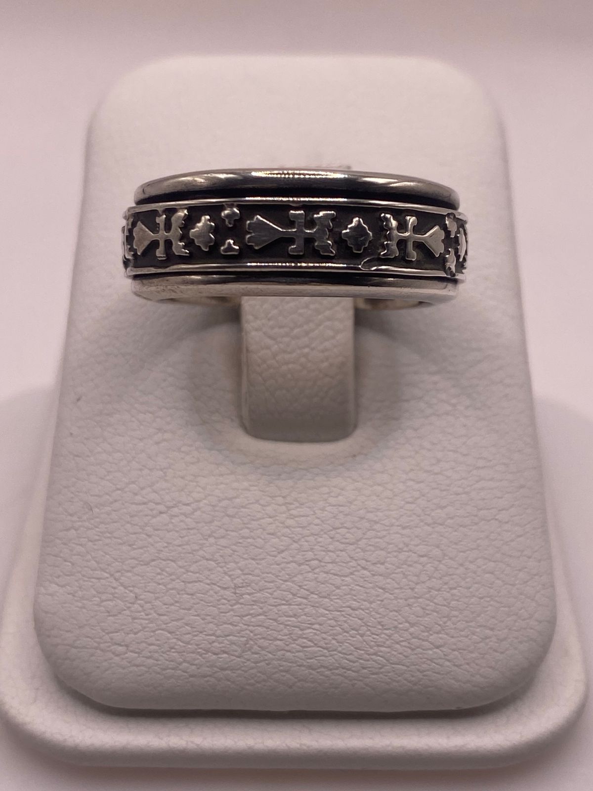 Anillo de Plata 925 con Motivos Simbólicos Grabados y Acabado Oxidado, sello de autenticidad Plata Ley .925