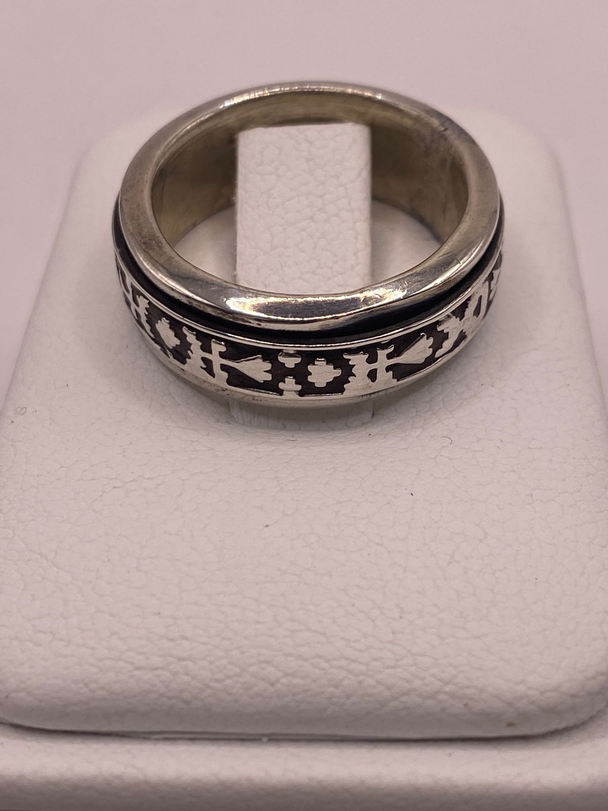 Anillo de Plata 925 con Motivos Simbólicos Grabados y Acabado Oxidado, vista lateral
