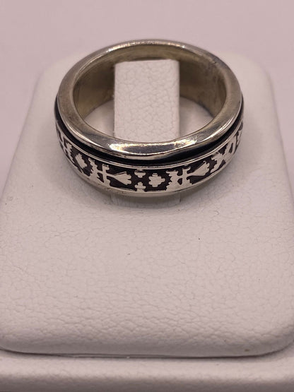Anillo de Plata 925 con Motivos Simbólicos Grabados y Acabado Oxidado, vista lateral