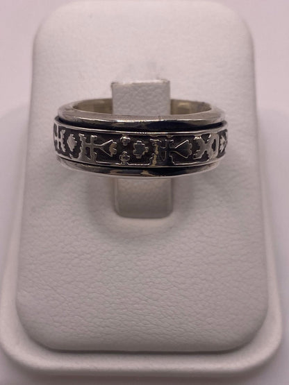 Anillo de Plata 925 con Motivos Simbólicos Grabados y Acabado Oxidado — vista lateral