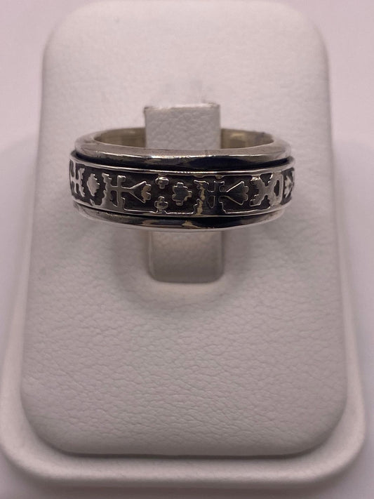 Anillo de Plata 925 con Motivos Simbólicos Grabados y Acabado Oxidado — vista lateral